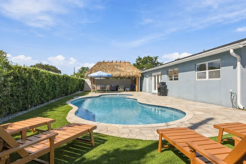 Pool, loungers and tiki hut